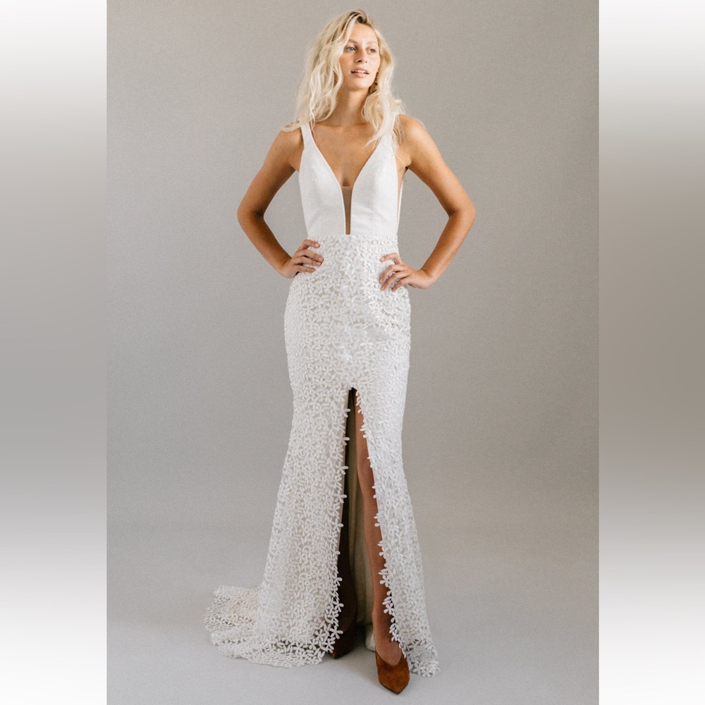 LAUDAE Lupine Velvet and Floral Lace Fit and Flare Wedding Dress Size US 6